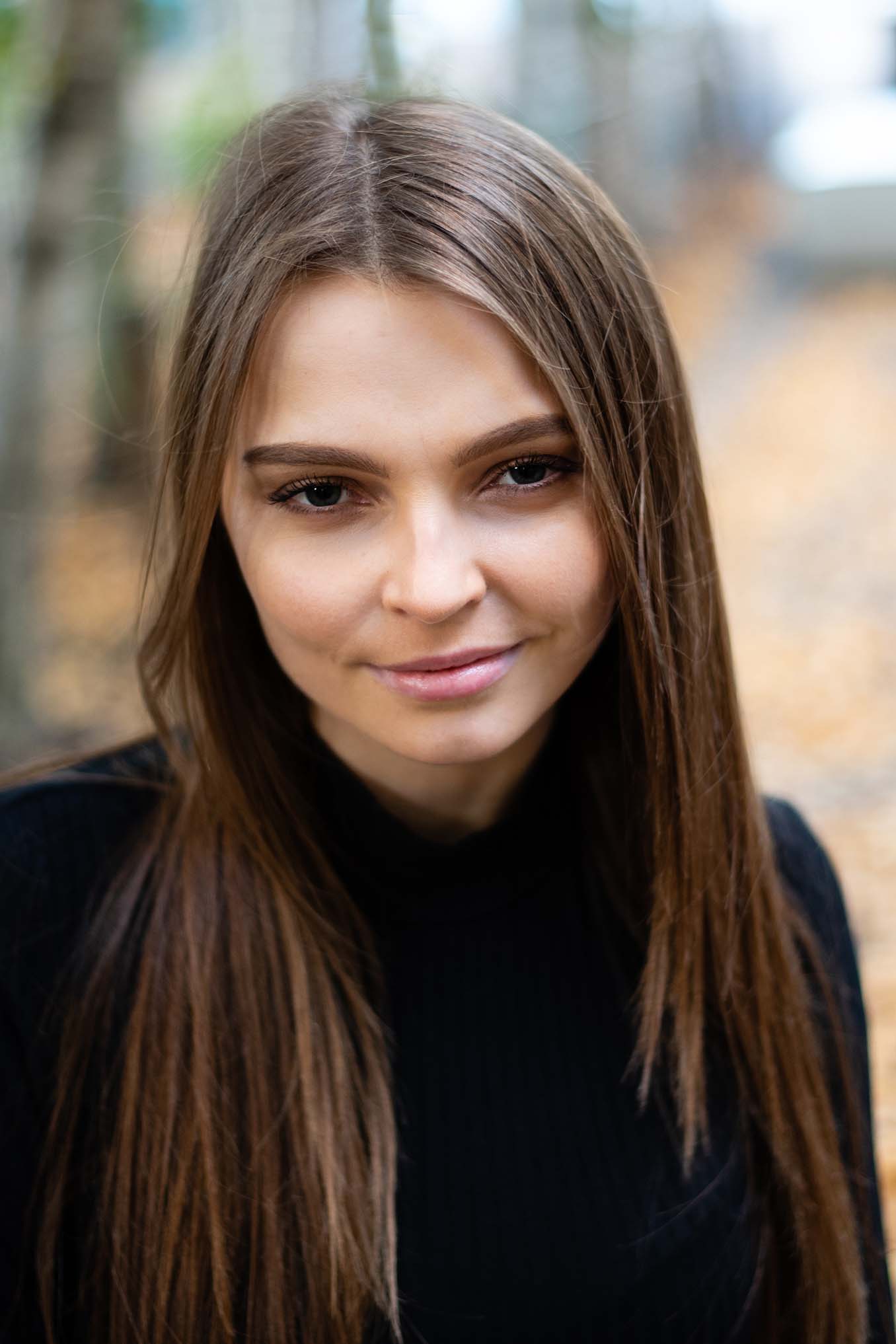 Outdoor headshot shoot girl sitting | Michaela Howe Photography