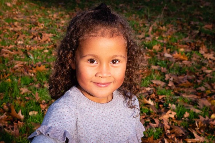 Autumnal Family Photoshoot, 5 year old girl smiling | Michaela Howe Photography