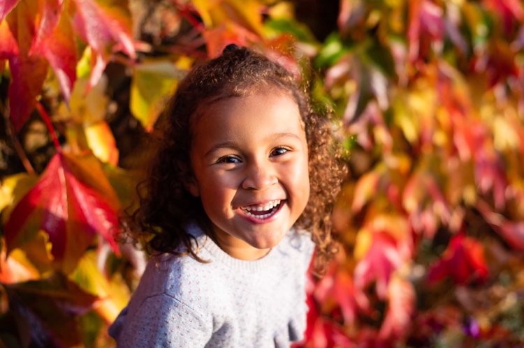 Autumnal Family Photoshoot, 5 year old girl laughing | Michaela Howe Photography