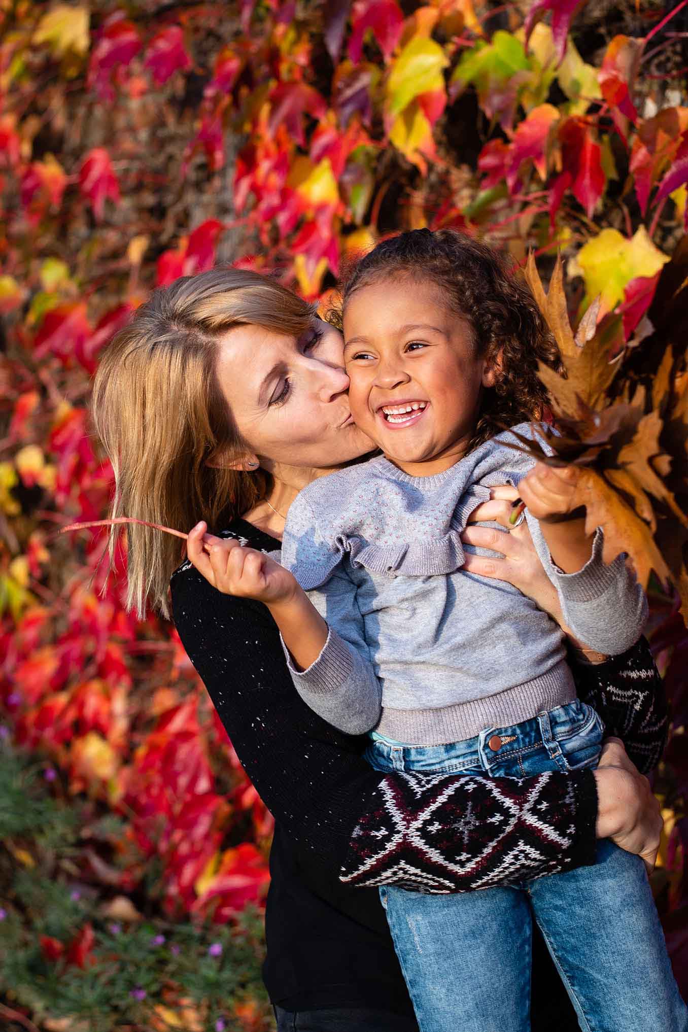 mum and daughter autumnal outdoor photoshoot | Michaela Howe Photography