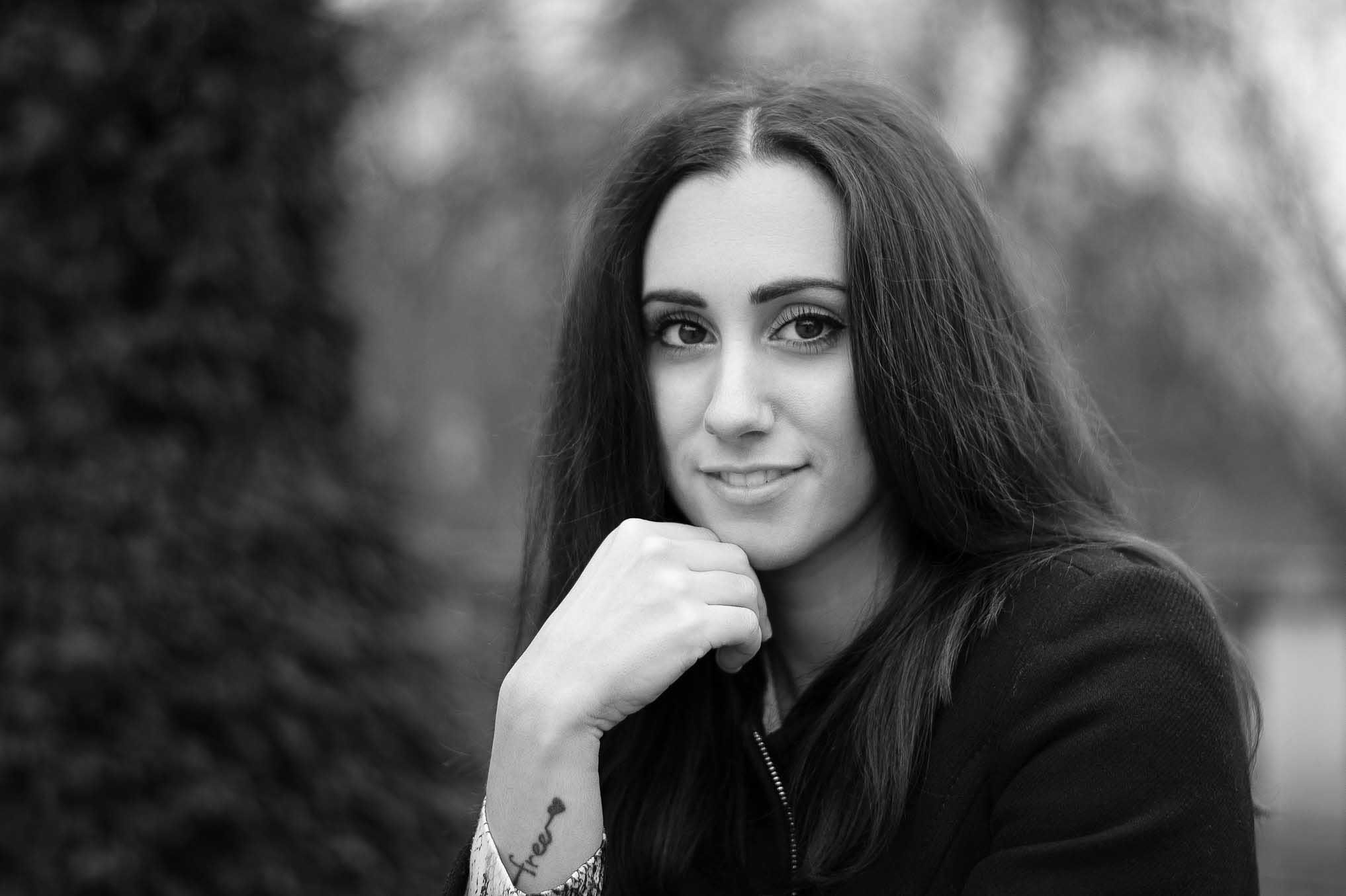 Outdoor headshot shoot girl close up black and white | Michaela Howe Photography