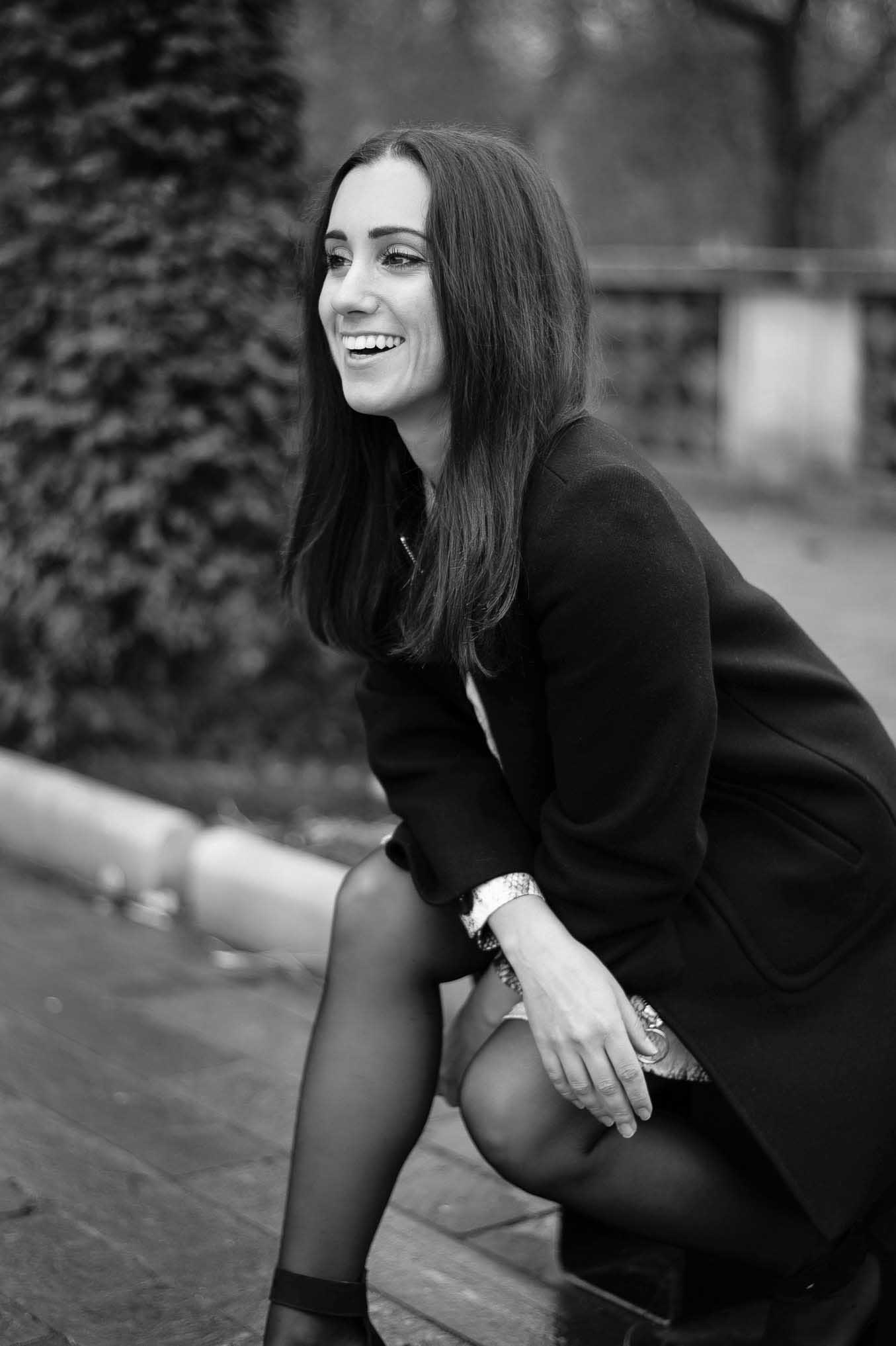 Outdoor headshot shoot girl sitting natual laughing black and white | Michaela Howe Photography