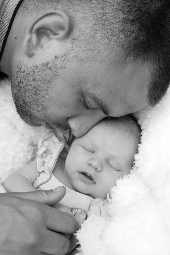 dad and newborn baby black and white | Michaela Howe Photography